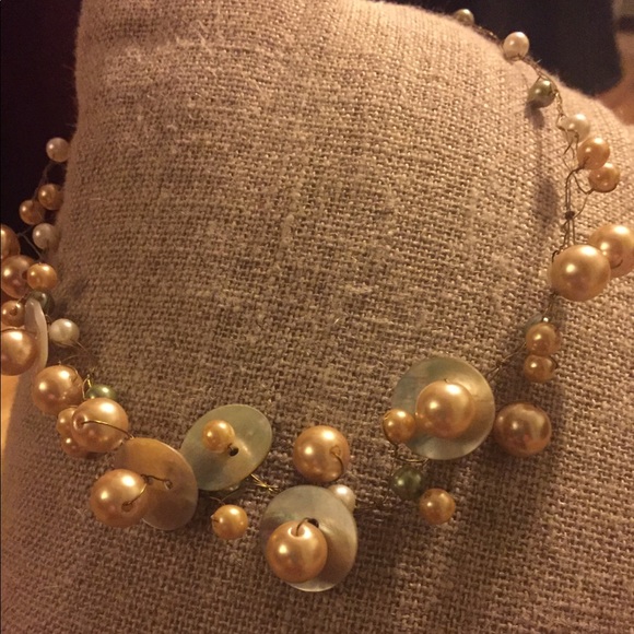 Artisan-made mother of pearl & gold wire necklace - Picture 5 of 8
